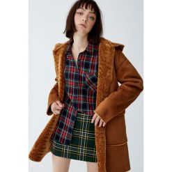 Płaszcz z kapturem z dwustronnym wykończeniem. Brązowe płaszcze damskie Pull&Bear. Za 249,00 zł.