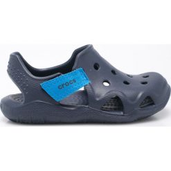 Crocs - Sandały dziecięce. Niebieskie sandały chłopięce Crocs, z materiału, z okrągłym noskiem, bez zapięcia. Za 129,90 zł.