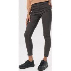 Ciemnoszare Spodnie Skinny Hireia. Szare spodnie damskie Born2be, bez wzorów. Za 89,99 zł.