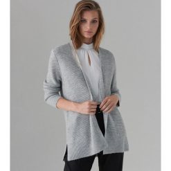 Kardigan z efektem połysku - Jasny szary. Szare swetry damskie Mohito, s, bez wzorów. Za 139,99 zł.