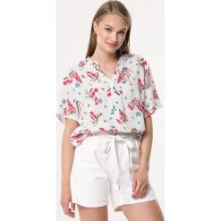 Biało-Różowa Koszula Explosion Of Colors. Białe bluzki damskie Born2be, xl, w kwiaty, bez kołnierzyka, z krótkim rękawem. Za 59,99 zł.