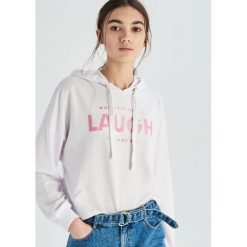 Bluza z kapturem - Biały. Białe bluzy damskie Sinsay, xl, bez wzorów, bez rękawów, z kapturem. W wyprzedaży za 19,99 zł.