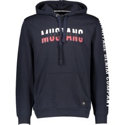 Bluza "Bennet" w kolorze granatowym. Niebieskie bluzy męskie Mustang Men, m, z nadrukiem, z bawełny, z kapturem, bez rękawów, bez kaptura. W wyprzedaży za 175,95 zł.