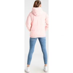 Bomberki damskie: Ellesse ANGURIA PADDED Kurtka przejściowa strawberry cream