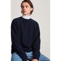 Bluza ze strukturalnej dzianiny - Granatowy. Niebieskie bluzy męskie Reserved, s, bez wzorów, z dzianiny, bez kołnierzyka, bez rękawów, bez kaptura. W wyprzedaży za 99,99 zł.