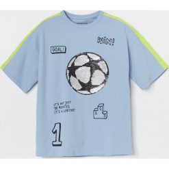 Bawełniany t-shirt z aplikacją - Niebieski. Niebieskie t-shirty męskie Reserved, z aplikacjami, z bawełny, bez kołnierzyka. W wyprzedaży za 19,99 zł.