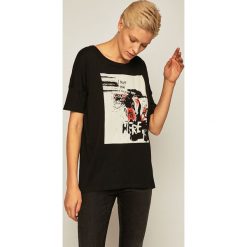 Medicine - T-shirt Street Art. Białe bluzki damskie MEDICINE, s, z nadrukiem, z bawełny, street, z okrągłym kołnierzem. W wyprzedaży za 49,90 zł.