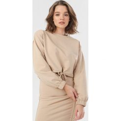 Beżowa Bluza Zaehnys. Brązowe bluzy damskie Born2be, s, bez wzorów, bez rękawów, bez kaptura. Za 89,99 zł.