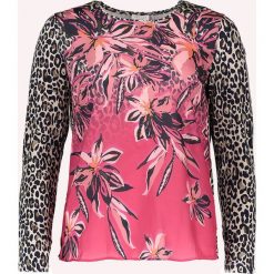 Koszulka w kolorze różowo-brązowym. Różowe koszulki damskie marki Gerry Weber, na co dzień, z okrągłym kołnierzem. W wyprzedaży za 65,95 zł.