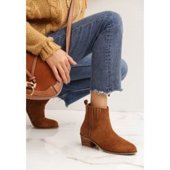 Camelowe Botki Freemans. Brązowe botki damskie Renee, bez obcasa, na płaskiej podeszwie, bez zapięcia. Za 139,99 zł.