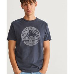 T-shirt z nadrukiem - Granatowy. Niebieskie t-shirty męskie z nadrukiem Reserved, l. Za 49,99 zł.