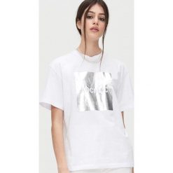Koszulka oversize z nadrukiem - Biały. Białe koszulki damskie Cropp, s, z nadrukiem, bez kołnierzyka. W wyprzedaży za 29,99 zł.