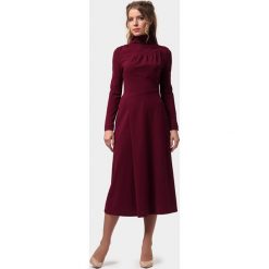 Sukienka w kolorze bordowym. Czerwone bez kategorii marki Lila Kass, xxs, z golfem, z długim rękawem, długie, midi, proste. W wyprzedaży za 289,95 zł.