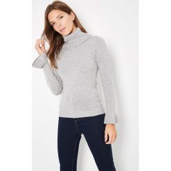 Sweter w kolorze jasnoszarym. Szare swetry damskie William de Faye, bez wzorów, z kaszmiru, bez rękawów, bez kaptura. W wyprzedaży za 109,95 zł.