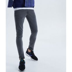 Jeansy Skinny - Szary. Szare jeansy męskie Cropp, m, bez wzorów. Za 89,99 zł.