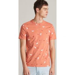 T-shirt z mikroprintem - Pomarańczowy. Pomarańczowe t-shirty męskie Reserved, s, bez wzorów, bez kołnierzyka. Za 39,99 zł.