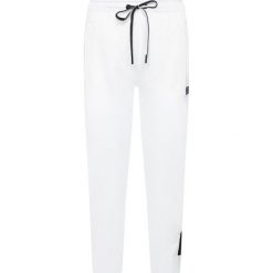 Spodnie dresowe DKNY Sport DP0P2276. Białe spodnie damskie DKNY Sport, xs, z dresówki, sportowe. Za 319,00 zł.