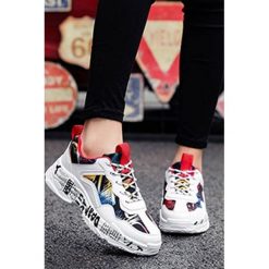 Sneakersy ELENISA RED. Czerwone buty sportowe damskie IVET, z napisami, z tkaniny, eleganckie. W wyprzedaży za 49,00 zł.