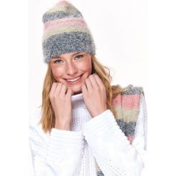 CZAPKA. Szare czapki damskie Top Secret, w paski, z dzianiny. W wyprzedaży za 9,99 zł.