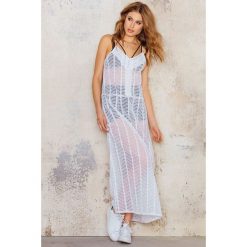 NA-KD Boho Sukienka maksi z haftem - White. Białe sukienki damskie NA-KD Boho, z haftami, z nylonu, boho, z dekoltem na plecach, bez rękawów. W wyprzedaży za 60,88 zł.