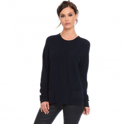Sweter "Jamie" w kolorze granatowym. Niebieskie swetry klasyczne damskie marki Cosy Winter, s, ze splotem, z okrągłym kołnierzem. W wyprzedaży za 181,95 zł.