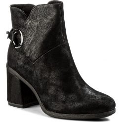 Botki TAMARIS - 1-25932-39 Black 001. Czarne botki damskie skórzane marki Tamaris, na obcasie. W wyprzedaży za 209,00 zł.