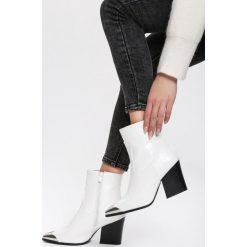 Białe Botki Oakhaven. Białe botki damskie Renee, eleganckie, za kostkę, bez obcasa, na obcasie, na zamek. Za 159,99 zł.