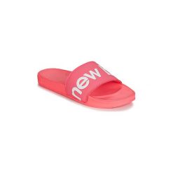 Klapki New Balance SWF200. Różowe klapki damskie New Balance, bez wzorów, bez obcasa. W wyprzedaży za 106,73 zł.