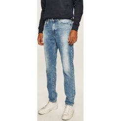 Guess Jeans - Jeansy Drake Slim Tapered. Niebieskie jeansy męskie Guess Jeans, m, z aplikacjami. W wyprzedaży za 299,90 zł.