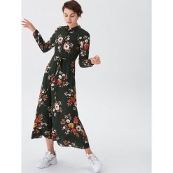 Sukienka maxi w kwiaty - Khaki. Brązowe sukienki damskie marki House, s, w kwiaty, bez kołnierzyka, bez rękawów, maxi. Za 129,99 zł.
