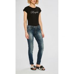 Guess Jeans - Jeansy. Niebieskie jeansy damskie skinny marki Guess Jeans, m, z aplikacjami, z elastanu. W wyprzedaży za 399,90 zł.