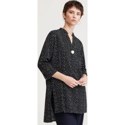 Długa bluzka oversize -. Bluzki damskie Reserved, bez wzorów, bez kołnierzyka, z długim rękawem. Za 119,99 zł.