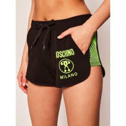 Szorty sportowe Moschino Underwear & Swim 6701 2108. Czarne piżamy damskie Moschino Underwear & Swim, l, bez wzorów, z elastanu, bez rękawów. Za 539,00 zł.