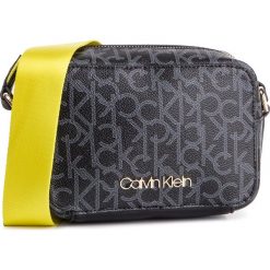 Torebka CALVIN KLEIN - Monogram Camerabag K60K605013 910. Czarne listonoszki damskie Calvin Klein, bez wzorów, ze skóry ekologicznej, bez dodatków. W wyprzedaży za 269,00 zł.