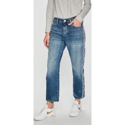 Tommy Jeans - Jeansy. Niebieskie jeansy damskie Tommy Jeans. W wyprzedaży za 379,90 zł.
