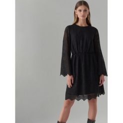 Haftowana midi sukienka - Czarny. Czarne sukienki damskie Mohito, z haftami, bez kołnierzyka, bez rękawów, midi. Za 179,99 zł.