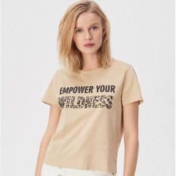 T-shirt Empower your wildness - Kremowy. Białe t-shirty damskie Sinsay, s, bez wzorów, bez kołnierzyka. Za 19,99 zł.