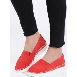 Czerwone Slip On Each Other. Czerwone mokasyny damskie Born2be, na płaskiej podeszwie. Za 49,99 zł.