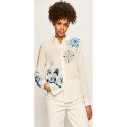 Desigual - Koszula. Białe bluzki damskie Desigual, na co dzień, s, z nadrukiem, z wiskozy, klasyczne, z klasycznym kołnierzykiem, z długim rękawem. Za 349,90 zł.