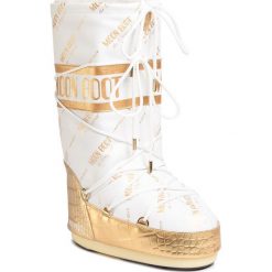 Śniegowce MOON BOOT - Classic 50 All Over 14025700001 White/Gold. Białe kozaki damskie Moon Boot, na zimę, ze skóry, bez zapięcia. W wyprzedaży za 2049,00 zł.