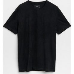 T-shirt z imitacji zamszu - Czarny. Czarne t-shirty męskie Reserved, s, bez wzorów, bez kołnierzyka. Za 69,99 zł.