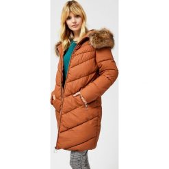 Płaszcz pikowany z imitacji skóry. Pomarańczowe kurtki damskie Moodo, l, bez wzorów, ze skóry ekologicznej, długie. Za 299,99 zł.