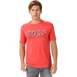 BOSS Koszulka Czerwony. Czerwone podkoszulki męskie Boss, xxl, z nadrukiem, z elastanu, bez kołnierzyka, krótkie. Za 264,95 zł.