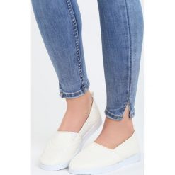 Czarne Slip On Show Love. Białe trampki i tenisówki damskie Born2be, bez wzorów, bez zapięcia. Za 39,99 zł.