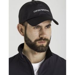 CZAPKA Z DASZKIEM emporio armani. Czarne czapki męskie Emporio Armani, z nadrukiem, z materiału. Za 359,00 zł.