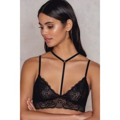Biustonosze bardotka: NA-KD Lingerie Koronkowy biustonosz z chokerem – Black