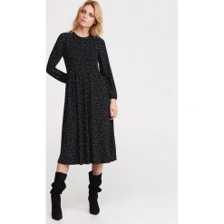 Sukienka w kropki - Wielobarwny. Sukienki damskie Reserved, bez wzorów, bez kołnierzyka, bez rękawów. Za 139,99 zł.