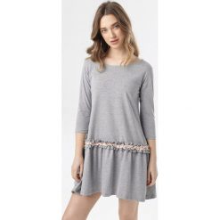 Szara Sukienka Thelxiemeine. Szare sukienki damskie Born2be, xl, bez wzorów, z dzianiny, bez kołnierzyka, bez rękawów. W wyprzedaży za 59,99 zł.