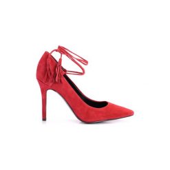 Czółenka Guess FLBIN4SUE08. Czerwone czółenka damskie Guess, z aplikacjami, bez obcasa. Za 239,00 zł.