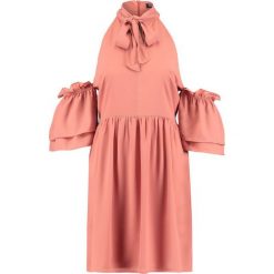 Fashion Union MICK COLD SHOULDER Sukienka letnia salmon. Różowe bez kategorii marki Fashion Union, na lato, z poliesteru. Za 169,00 zł.